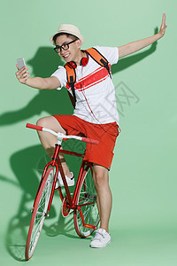 骑着彩色图片户内青年男人骑自行车图片