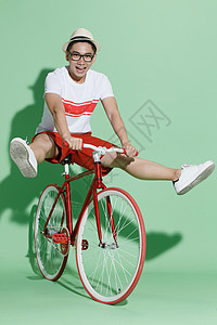 青年人仅一个人休闲装青年男人骑自行车图片