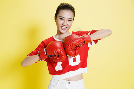 色彩鲜艳简单彩色图片青年女人戴着拳击手套图片