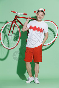 仅成年人活力个青年男人扛着自行车图片