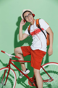 帽子眼镜背景分离青年男人骑自行车图片