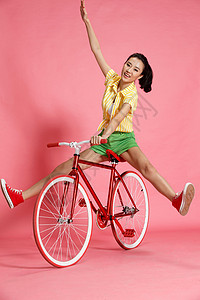 健身垂直构图时尚青年女人骑自行车图片