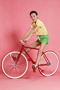 清新休闲夏天青年女人骑自行车图片