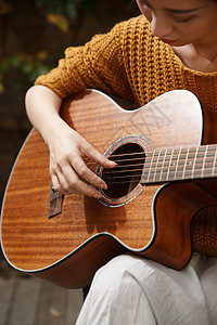 自由年轻女人弹吉他图片