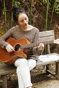 仅一个人仅一个青年女人休闲装年轻女人弹吉他图片