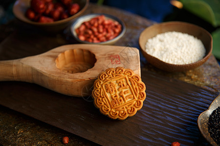 传统节日月饼制作图片
