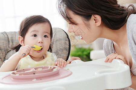 妈妈喂宝宝吃饭图片