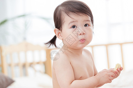 饥饿的无上装婴儿食品可爱宝宝在吃东西图片