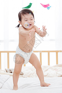 12到18个月婴儿尿布可爱宝宝玩耍图片