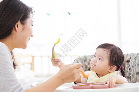 母女做饭幸福妈妈喂宝宝吃饭背景