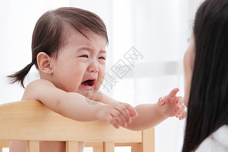 宝宝哭着找妈妈图片