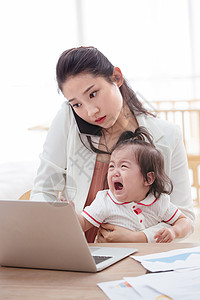 手机爱儿童年轻妈妈抱着孩子使用电脑图片