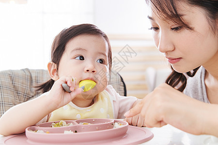 妈妈喂宝宝吃饭图片