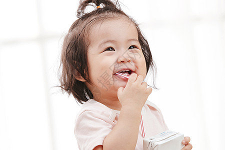 吸管牛奶亚洲人可爱宝宝喝奶图片