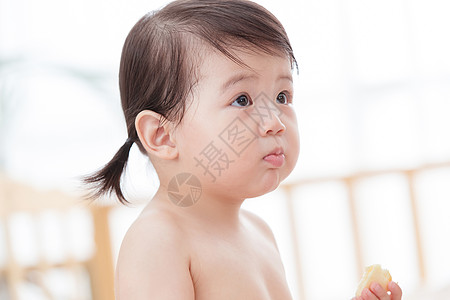 亚洲人儿童皮肤可爱宝宝在吃东西图片