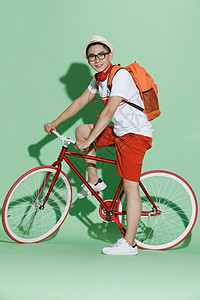 全身像运动时尚青年男人骑自行车图片