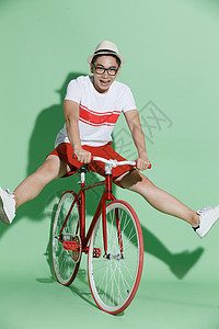 活力影棚拍摄青年男人骑自行车图片
