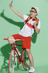 背景分离绿色背景青年人青年男人骑自行车图片