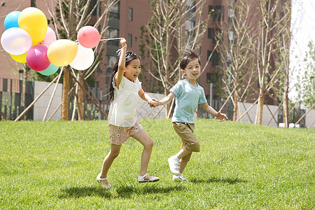 人楼群摄影快乐儿童在草地上玩耍图片