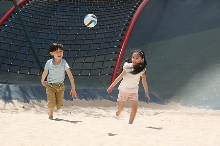 高兴足球幸福儿童在沙子里踢球图片