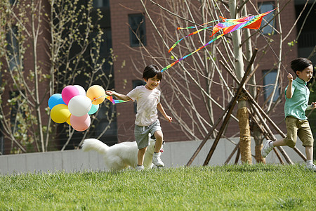 跑5到6岁快乐儿童在户外玩耍图片