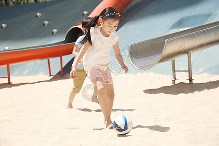 全身像休闲活动3岁到4岁儿童在沙子里踢球图片