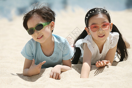 水平构图快乐东方人儿童在户外玩沙子图片