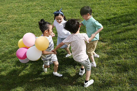 5到6岁白昼男孩快乐的孩子们在草地上玩耍图片