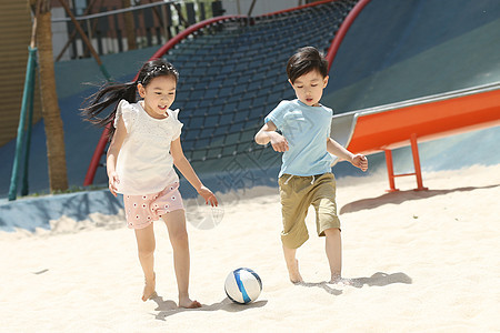 白昼5到6岁足球儿童在沙子里踢球图片