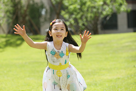 人草地发饰小女孩在户外玩耍背景图片