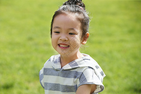 可爱的仅儿童亚洲人小女孩在草地上玩耍图片