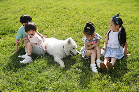 户外快乐儿童在草地上玩耍图片