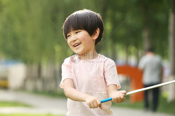 摄影幸福小男孩在户外玩耍图片
