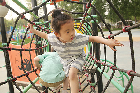 绳索两个人3岁到4岁快乐儿童在户外玩耍图片