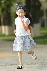 小女孩奔跑摄影3岁到4岁幸福小女孩在户外玩耍背景