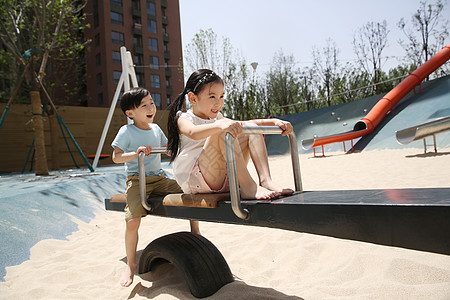 仅儿童亚洲人户外快乐儿童玩跷跷板图片