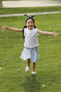 小女孩奔跑高兴儿童亚洲人小女孩在户外玩耍背景