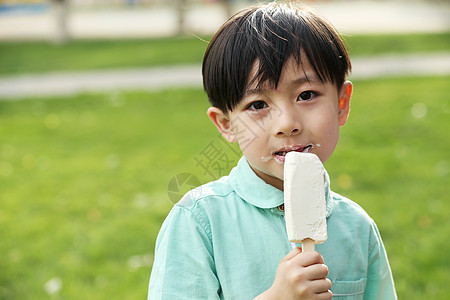 5到6岁休闲装半身像小男孩吃冰棍图片