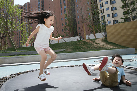 幸福学龄前儿童休闲活动快乐儿童在户外玩耍图片