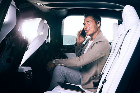 成功人士自信交流方式成熟商务男士坐在汽车里打电话图片