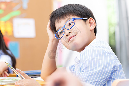 思考的人学习教育建筑半身像小学男生在教室里背景