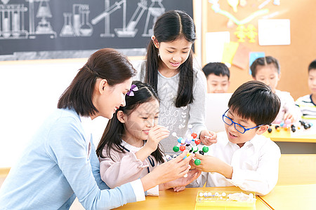 一群女生感知上课人女教师和小学生在教室里背景