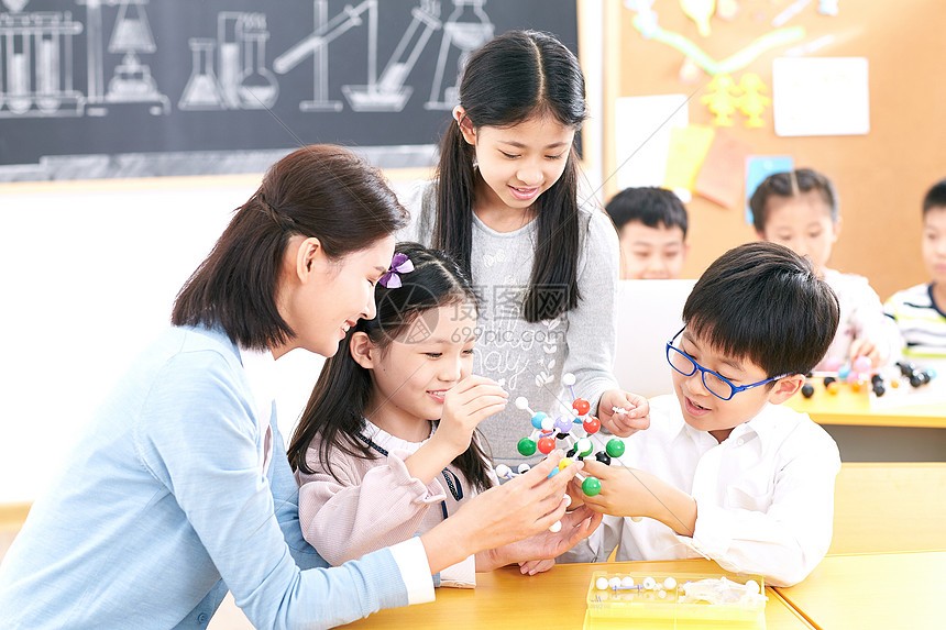 感知上课人女教师和小学生在教室里图片