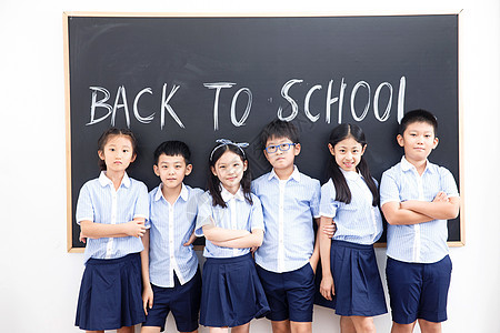 希望少量人群校服可爱的小学生在教室里图片