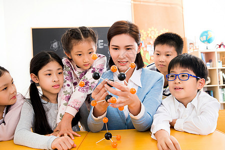 女教师和小学生在教室里上课图片