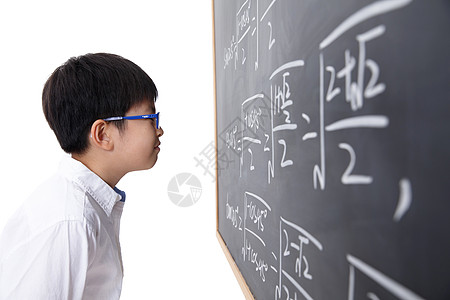 小学男生被数学题难住图片