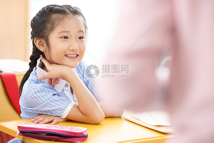 休闲装可爱的快乐小学女生在教室里