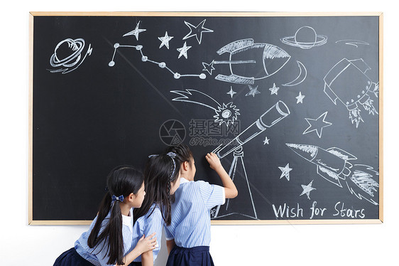 可爱的小学女生在教室黑板前图片