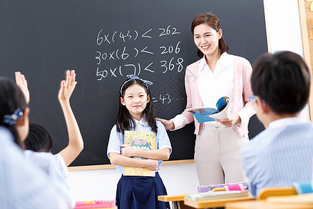 团队健康的10岁到11岁女教师和小学生们在教室里图片