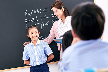 渴望水平构图书女教师和小学生们在教室里图片